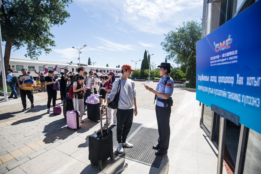 二連浩特邊檢站保障第五屆中蒙博覽會(huì)客商高效通關(guān)