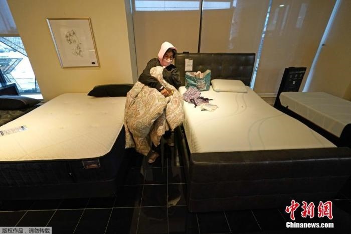 當(dāng)?shù)貢r(shí)間2月17日，美國得州的一家畫廊兼家具店內(nèi)，大批民眾來此避寒取暖，其中不乏一些人帶著被子來過夜。美國近日遭遇極寒天氣侵襲，多地氣溫創(chuàng)近年新低，其中得州災(zāi)情最嚴(yán)重，暴風(fēng)雪導(dǎo)致電網(wǎng)在酷寒中癱瘓，約400萬居民家中長時(shí)間停電。美國國家氣象局表示，得州休斯敦等地的氣溫甚至比靠近北極圈的阿拉斯加還要低。