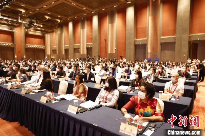 500余名專家學(xué)者、嘉賓代表以線上線下方式參加開幕式?！∈⒓样i 攝