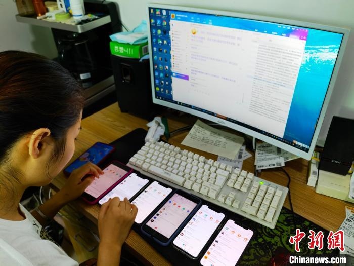 圖為網(wǎng)絡(luò)客服為網(wǎng)上“專車座套”客戶答疑釋惑?！巫雍?攝