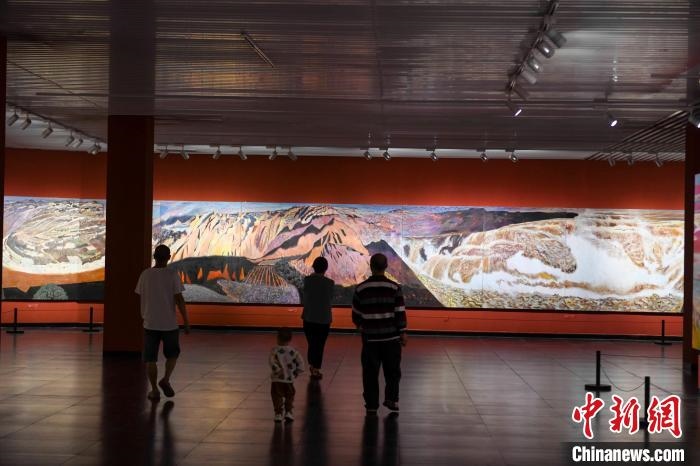 162米巨幅油畫長卷《黃河》吸引市民駐足觀看。　楊華峰 攝