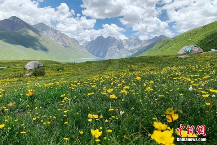 位于青海省果洛藏族自治州久治縣的年保玉則意為“神圣不可侵犯的地方”，山形如蓮花，總面積3469平方公里，保存有冰蝕地貌、冰磧地貌、現(xiàn)代冰川等地質(zhì)遺跡，有“天神后花園”之稱。
<a target='_blank' href='http://www.chinanews.com/'>中新社</a>記者 孫睿 攝