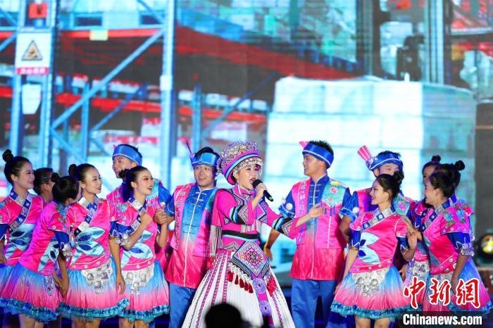 專場晚會上的民族歌舞表演?！涕L嬌 攝