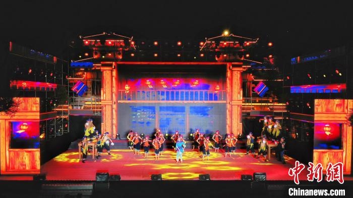 2021昭君文化旅游活動專場晚會現(xiàn)場?！≈苄橇?攝