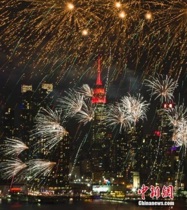 　　2018年，中國駐紐約總領事館前的哈德遜河上空燃放起焰火，慶祝中國狗年春節(jié)。