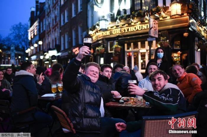 當?shù)貢r間2021年4月12日，英國進入放松疫情封鎖措施的第二階段。商鋪、理發(fā)店、健身房等被允許重新開張，酒吧和餐館也可以在室外營業(yè)。據(jù)悉，酒吧解封的第一晚，倫敦大批民眾在市中心喝酒跳舞，場面宛如狂歡節(jié)。