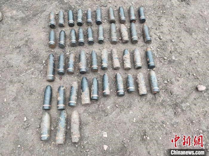 圖為發(fā)現(xiàn)的遺留炮彈?！√厝崭駱?lè) 攝