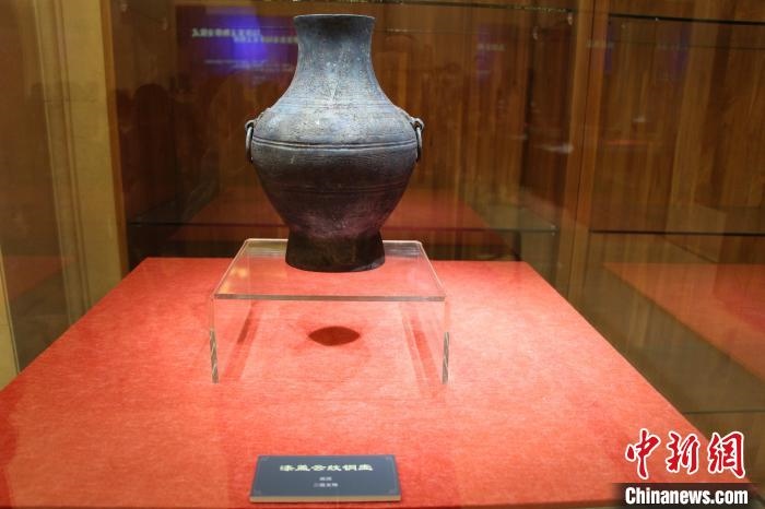 二級(jí)文物戰(zhàn)國(guó)時(shí)期漆蓋云紋銅壺?！≮w曉 攝