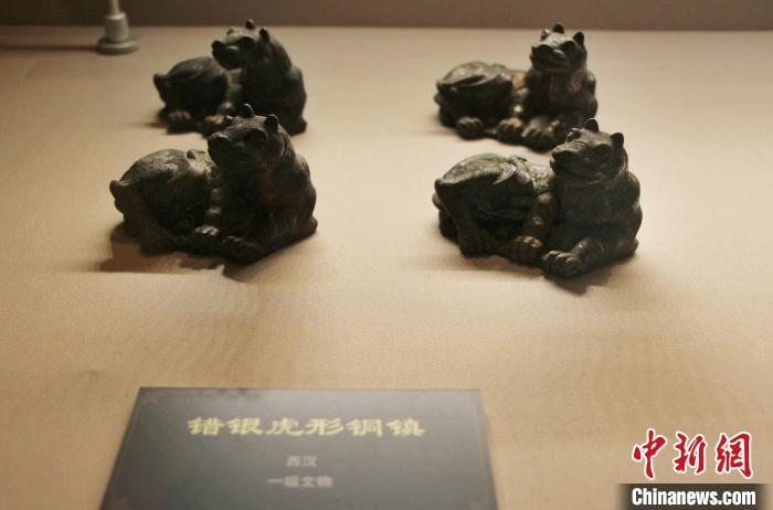 一級(jí)文物錯(cuò)銀虎形銅鎮(zhèn)?！≮w曉 攝