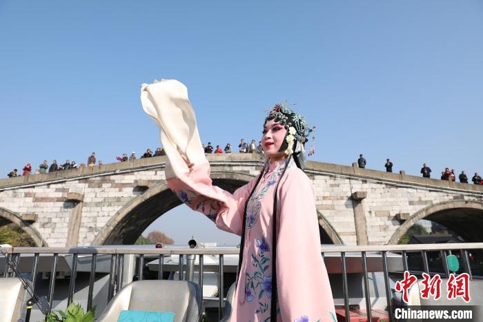 2019京杭對話的大運河京杭雅集活動中，浙江昆劇團國家一級演員楊崑在中國大運河(杭州段)上進行表演?！⌒燔?攝 攝