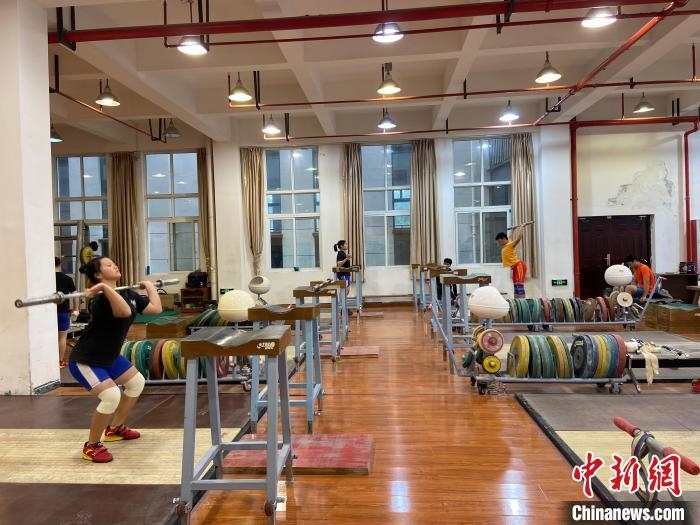 石智勇的師弟師妹們訓練場景?！×植?攝