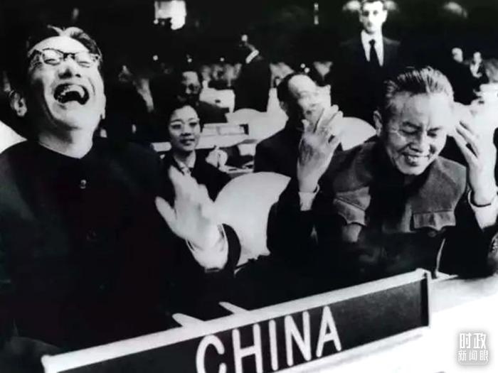 △1971年11月15日，以外交部副部長喬冠華(左一)為團(tuán)長、黃華(右一)為副團(tuán)長的中國代表團(tuán)，首次出現(xiàn)在聯(lián)合國大會上。(資料圖)