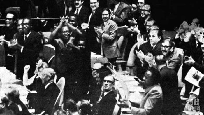 △第2758號決議通過后，現(xiàn)場爆發(fā)出熱烈歡呼聲。(資料圖)