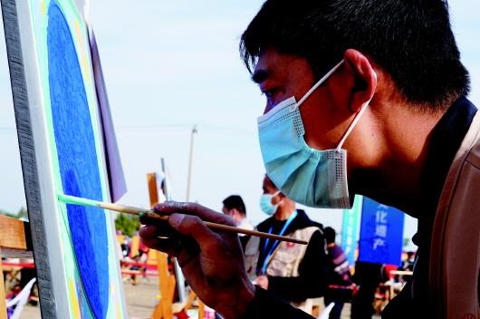 參加文物技能競(jìng)賽彩畫(huà)項(xiàng)目的選手。