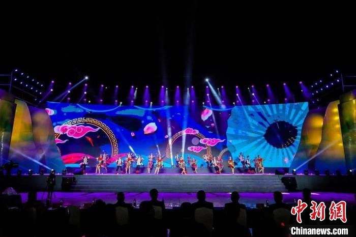 圖為中國·重慶秀山第二屆“金山銀山”文化旅游節(jié)開幕現(xiàn)場?！⌒闵娇h文旅委供圖