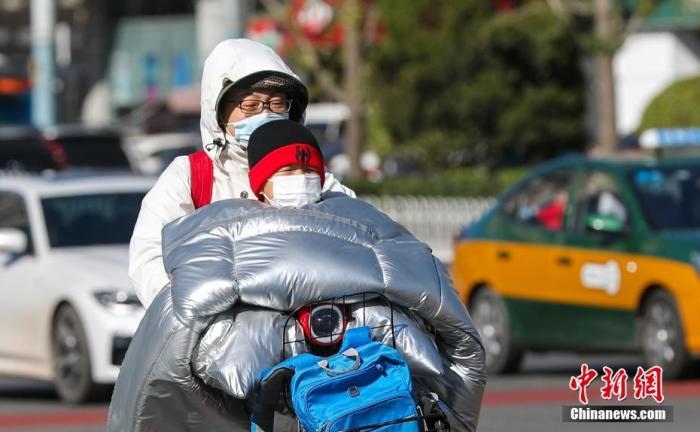 資料圖：市民在大風(fēng)降溫天氣下出行。 <a target='_blank' href='http://www.chinanews.com/'>中新社</a>記者 賈天勇 攝