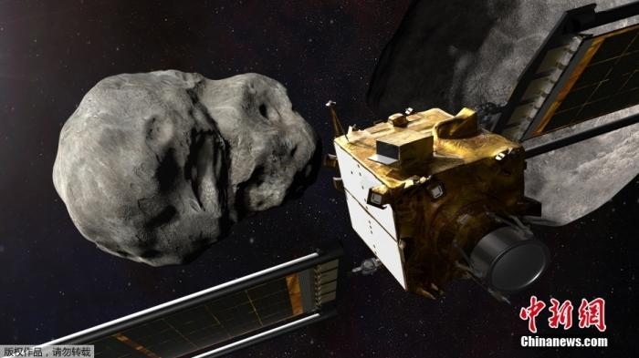 當地時間11月4日，法新社公布了兩張來自美國宇航局的太空效果圖，畫面顯示一艘宇宙飛船從小行星后面進行撞擊。據悉，美國宇航局計劃讓一艘以每小時24000公里的速度飛行的宇宙飛船撞上一顆小行星以進行“行星防御”測試，雖然地球尚且沒有面臨如此緊迫的危險。