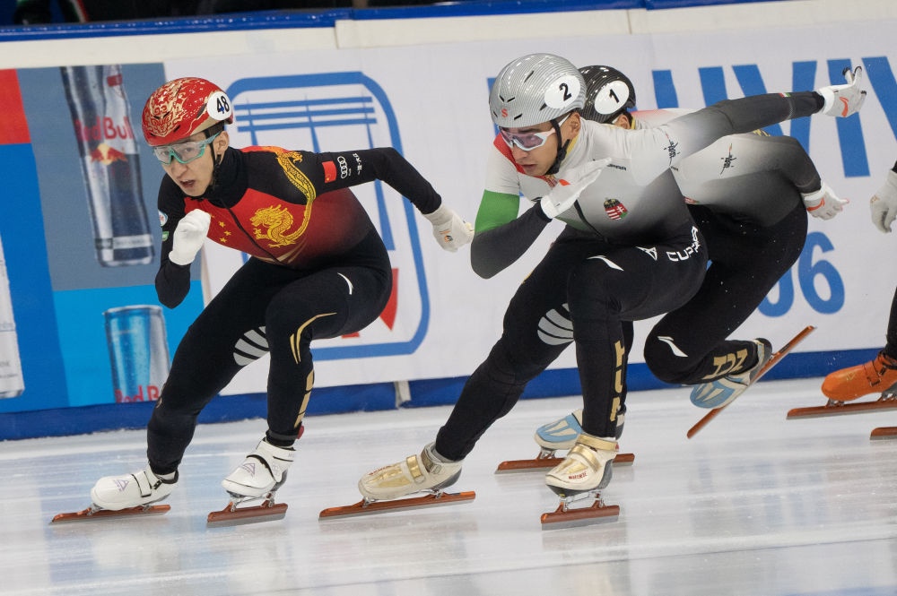 11月20日，中國選手武大靖(左)和匈牙利選手劉少林在比賽中。劉少林奪得冠軍，武大靖獲得第四名。新華社發(fā)(弗爾季·奧蒂洛 攝)