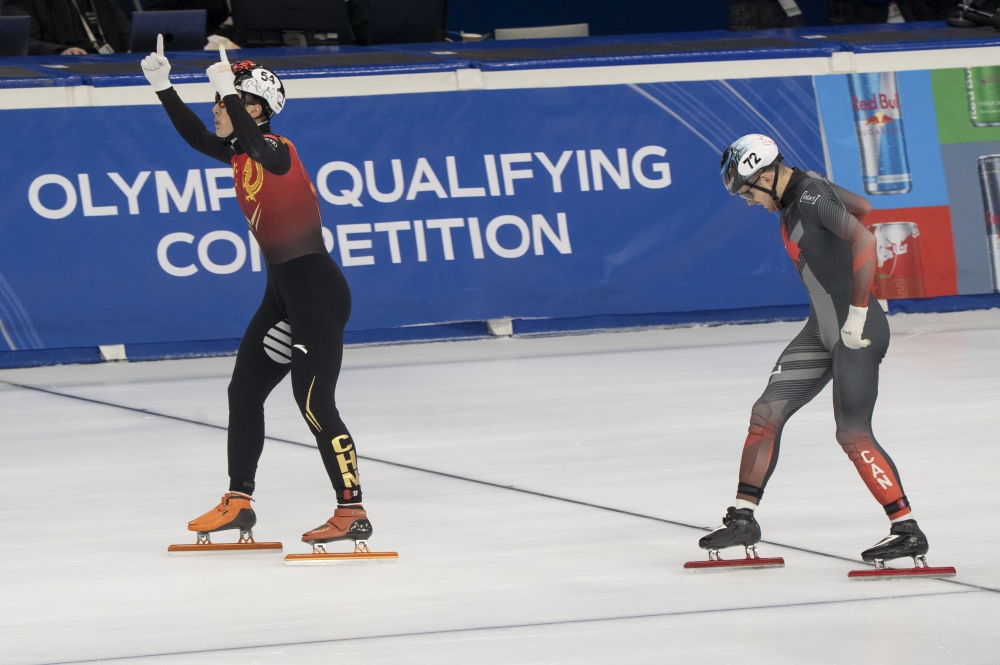 11月20日，任子威(左)在比賽后慶祝。新華社發(fā)(弗爾季·奧蒂洛 攝)