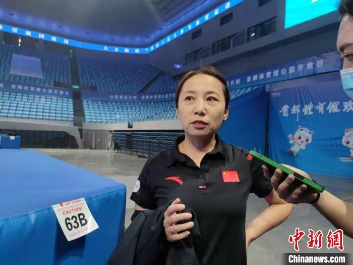 中國滑冰協(xié)會主席、前中國短道速滑隊(duì)主教練李琰表示，”冰雪惠民計(jì)劃“能推動更多人上冰 郝凌宇 攝