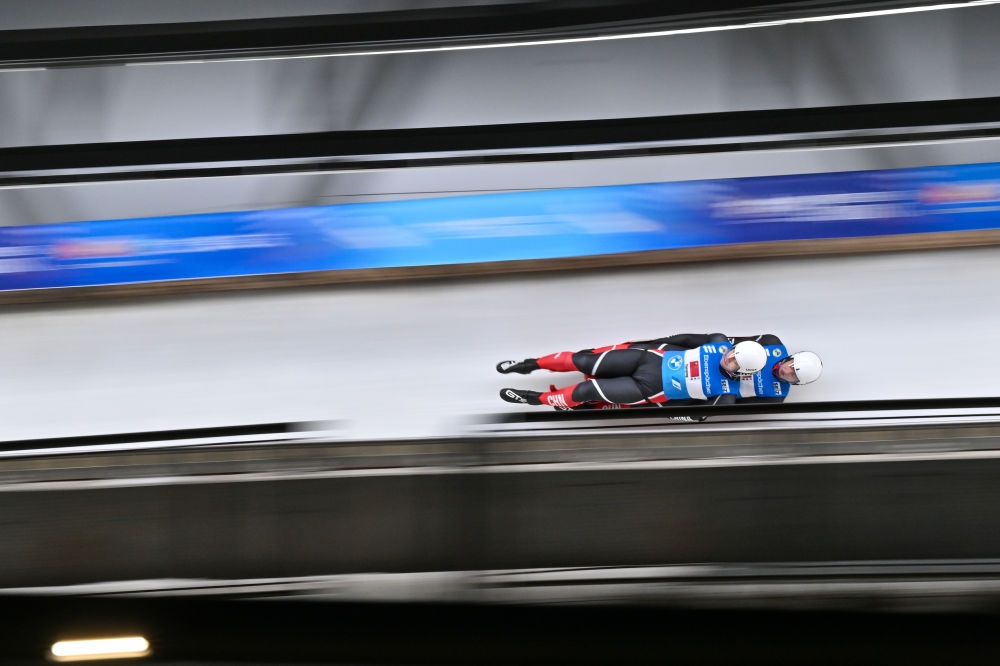 11月21日，“相約北京”國際雪橇聯(lián)合會雪橇世界杯，中國選手黃葉波/彭俊越在團(tuán)體接力比賽中。新華社記者陳益宸攝