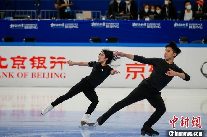 圖為隋文靜、韓聰在測(cè)試賽期間進(jìn)行官方訓(xùn)練 王洋 攝