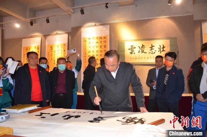 圖為“鐵軍老戰(zhàn)士”、著名書法家、解放軍報(bào)原副總編輯連俊義少將現(xiàn)場揮毫。　顏新陽 攝 攝