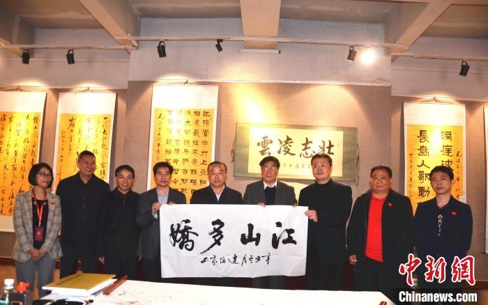 圖為百名將軍書畫展活動(dòng)現(xiàn)場?！☆佇玛?攝 攝