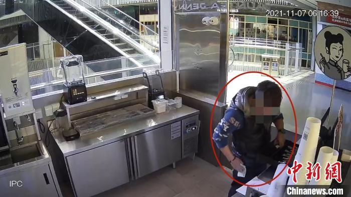 嫌疑人實施犯罪行為的監(jiān)控視頻?！↑S浦公安供圖