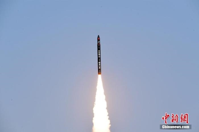 北京時間2021年12月7日12時12分，谷神星一號遙二運載火箭在中國酒泉衛(wèi)星發(fā)射中心成功發(fā)射升空，將搭載的天津大學(xué)一號、麗澤一號、寶醞號、金紫荊五號、金紫荊一號03星等5顆小衛(wèi)星順利送入預(yù)定軌道，發(fā)射任務(wù)獲得圓滿成功。汪江波 攝