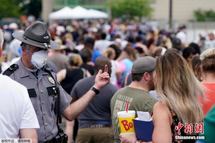 當?shù)貢r間6月17日，美國肯塔基州國會大樓外，上千名在疫情期間失業(yè)的美國民眾在此排隊等候進入大樓。據(jù)悉肯塔基州在疫情期間開設(shè)了臨時失業(yè)辦公室。