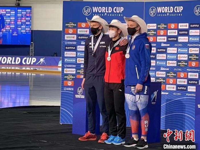 寧忠?guī)r在頒獎儀式上?！『邶埥◇w育局提供