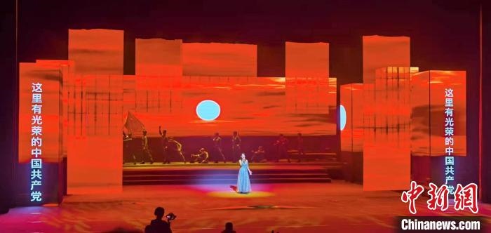 圖為“百年風(fēng)華”大型音樂史詩劇現(xiàn)場?！⒑ｌ` 攝