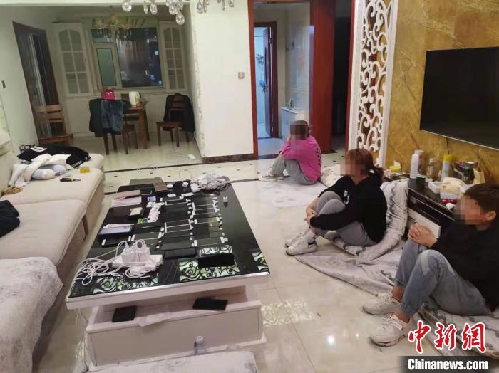 資料圖為果洛藏族自治州公安民警抓獲的犯罪嫌疑人?！‖斍呖h公安局供圖