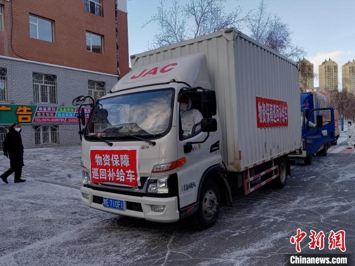 圖為滿洲里物資保障巡回補(bǔ)給車隊(duì)配貨現(xiàn)場?！∏靥饌?攝