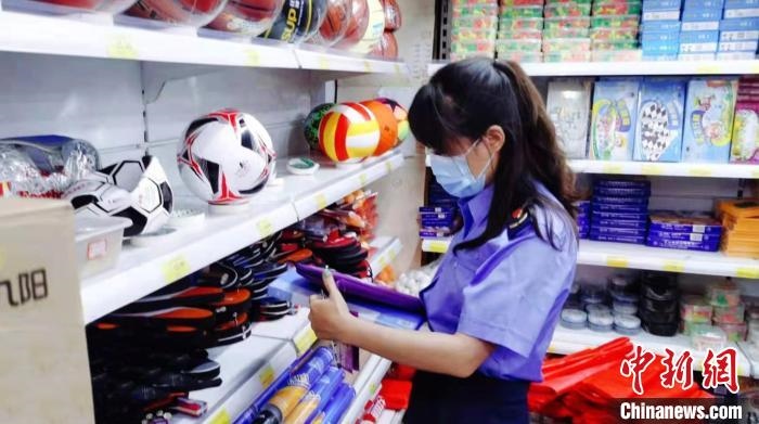 圖為秦皇島市海港區(qū)市場監(jiān)督管理局工作人員正在檢查涉冬奧標(biāo)志商品。　秦皇島市海港區(qū)市場監(jiān)督管理局供圖