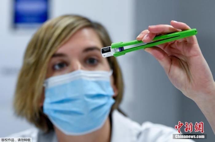 資料圖：比利時醫(yī)護(hù)人員正在準(zhǔn)備新冠疫苗接種工作。