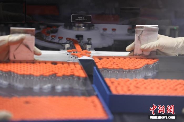資料圖：北京科興中維生物技術(shù)有限公司生產(chǎn)線上的疫苗。 <a target='_blank' href='/'>中新社</a>記者 蔣啟明 攝 　