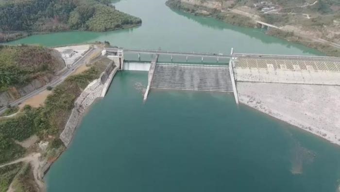 　　圖1 2021年12月7日，督察組使用無人機拍攝，保護區(qū)實驗區(qū)內(nèi)的八吝大壩已建成，且未設(shè)置過魚設(shè)施