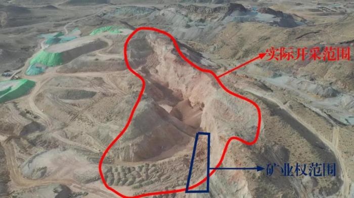 2021年12月11日，督察組使用無人機拍攝，銅鐵溝礦礦業(yè)權面積僅6.9畝，越界開采達182畝，超出26.4倍；實際開采深度達35米，遠超采礦許可證允許開采深度要求
