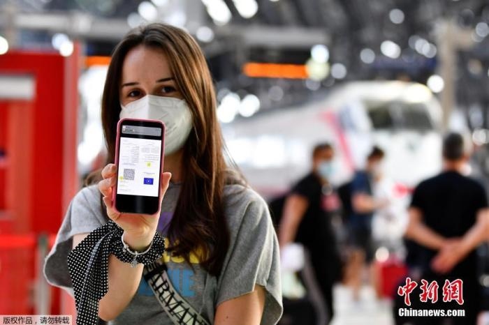 當(dāng)?shù)貢r(shí)間2021年9月1日，意大利米蘭，乘客在火車(chē)站出示的健康證明。