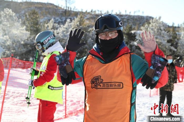 圖為滑雪場現(xiàn)場?！≡S婷 攝