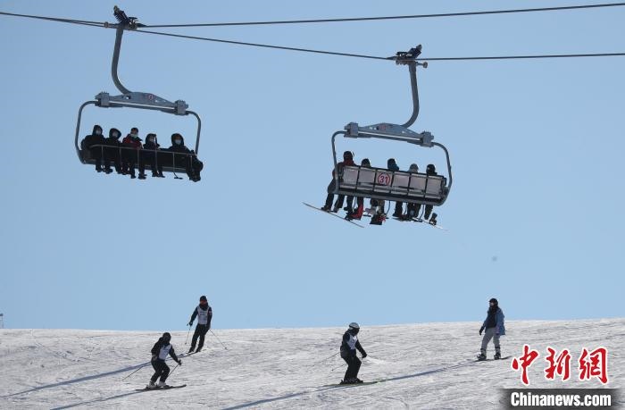 圖為滑雪場現(xiàn)場?！≡S婷 攝