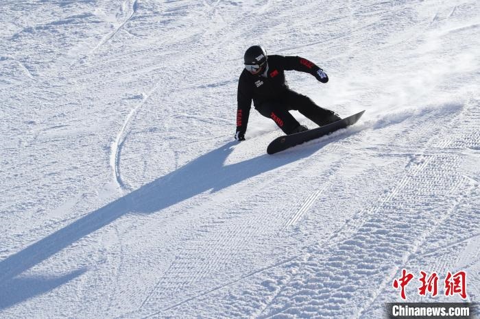 圖為滑雪場現(xiàn)場?！≡S婷 攝