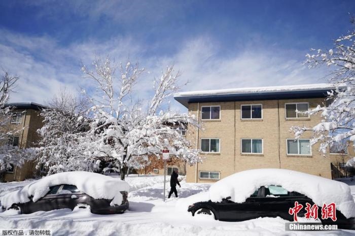 資料圖：當?shù)貢r間2021年3月15日，美國科羅拉多州丹佛，當?shù)赜瓉韽姳╋L(fēng)雪天氣，城市被積雪覆蓋。