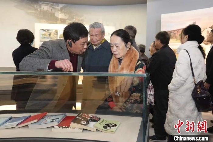 船政后裔在參觀新館?！￡悤造o 攝