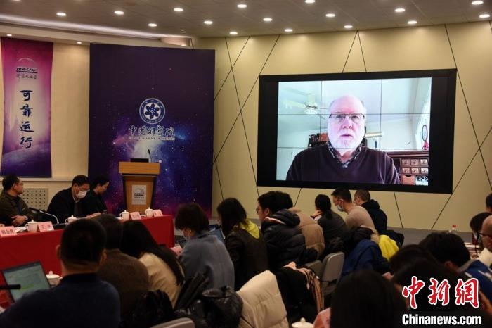 美國(guó)伊利諾伊大學(xué)教授理查德？克魯切爾通過(guò)視頻點(diǎn)評(píng)FAST測(cè)量星際磁場(chǎng)最新研究成果。　<a target='_blank' href='/'>中新社</a>記者 孫自法 攝