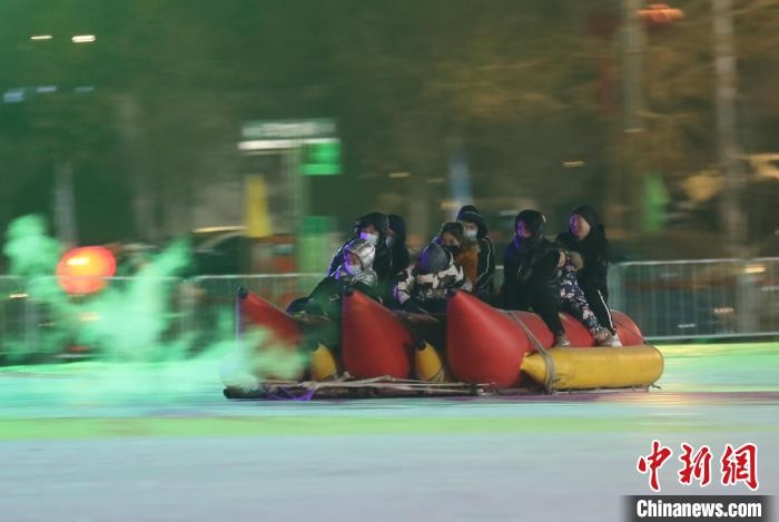 民眾沉醉在冰上香蕉船的快樂中?！∮诤Ｑ?攝