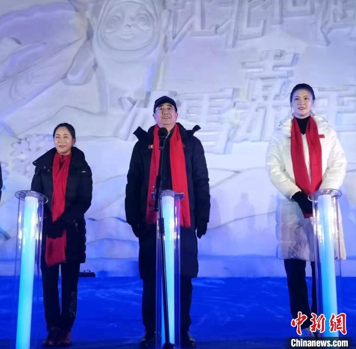 前女排國家隊隊長奧運冠軍惠若琪(右一)，中國女子田徑競走奧運冠軍王麗萍(左一)助陣當(dāng)晚活動?！≮w桂華 攝