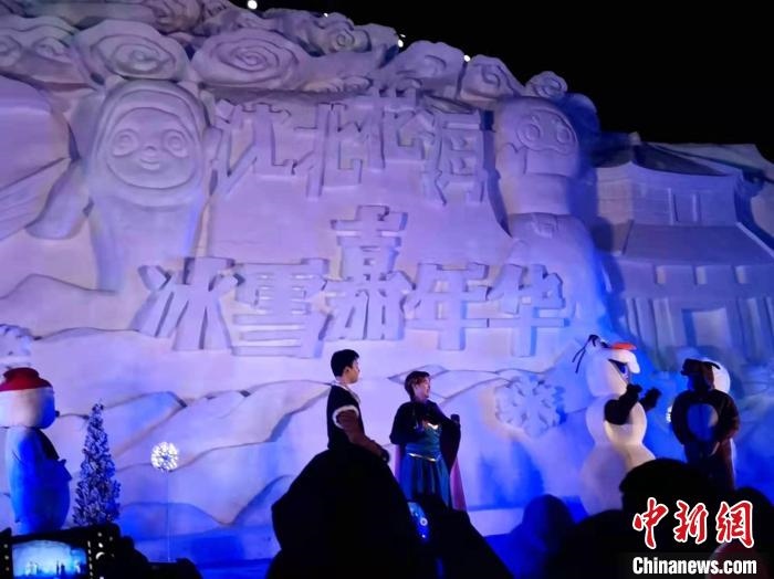 活動現(xiàn)場表演的《冰雪奇緣》很受歡迎?！≮w桂華 攝